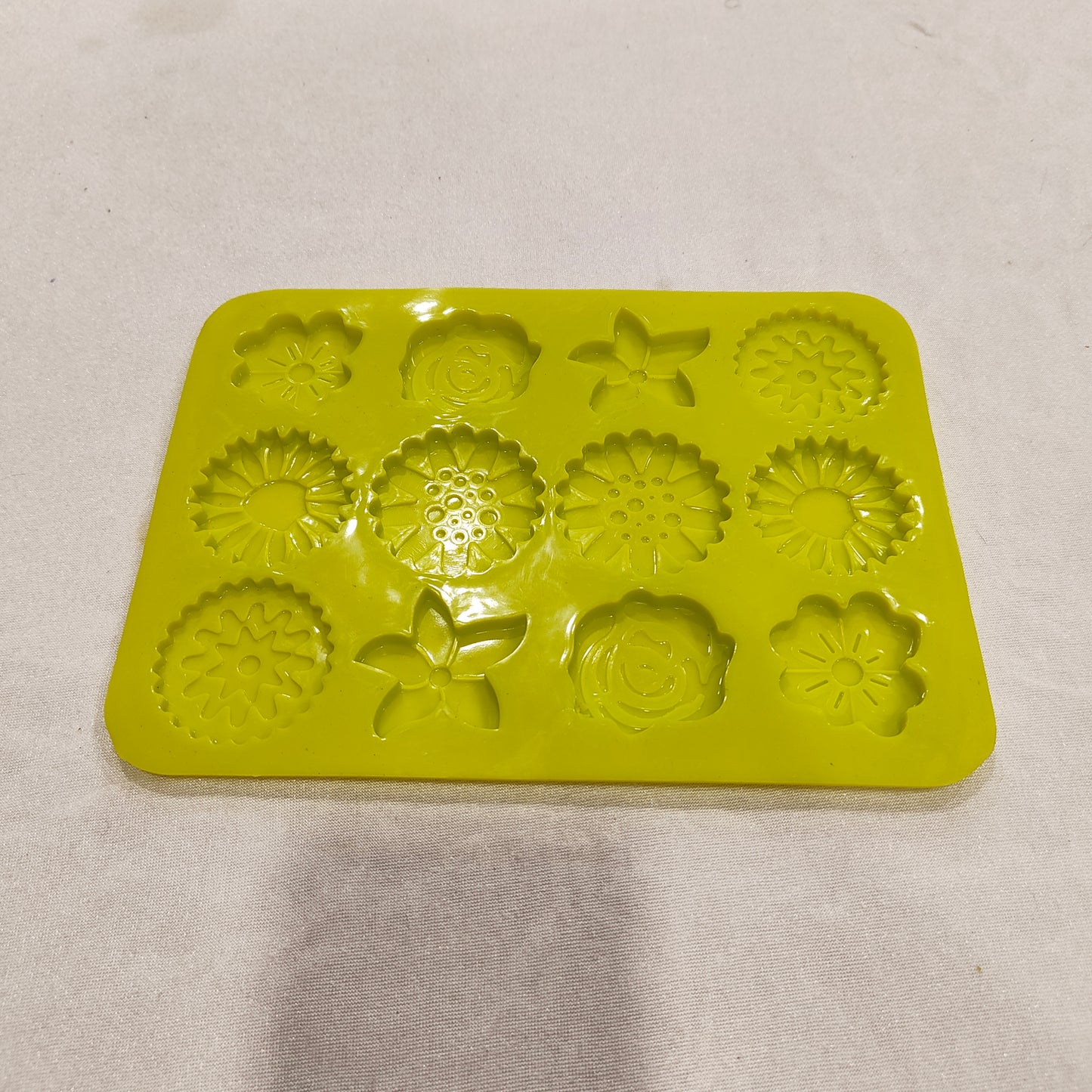 12 Cavity Flower candle mould
candle mould
flower candle mould
insane craft supplies