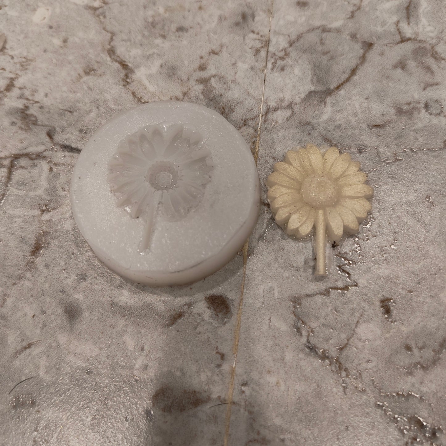Mini sunflower mould
insane craft supplies
candle mould