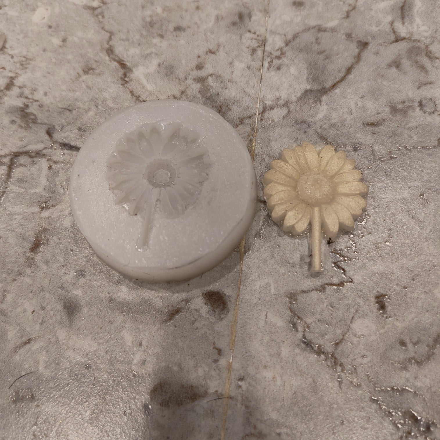Mini sunflower mould
insane craft supplies
candle mould