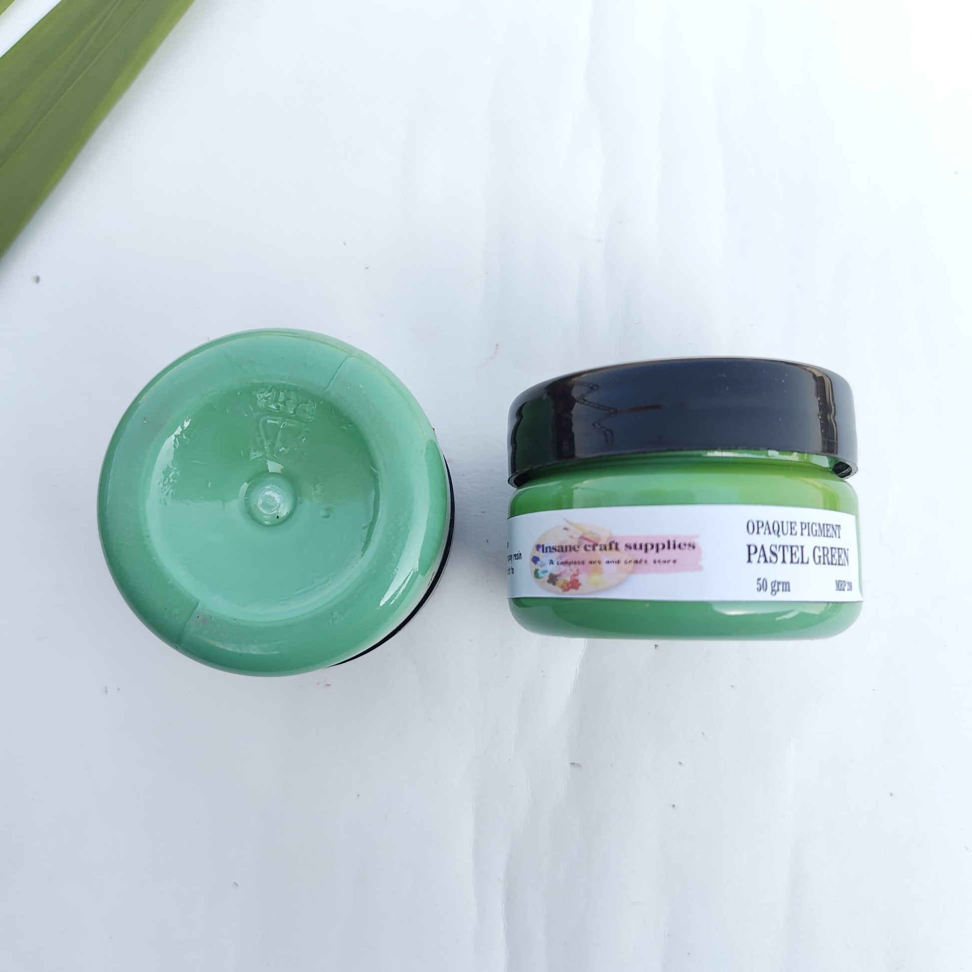 Opaque pigment 
Green opaque pigment 