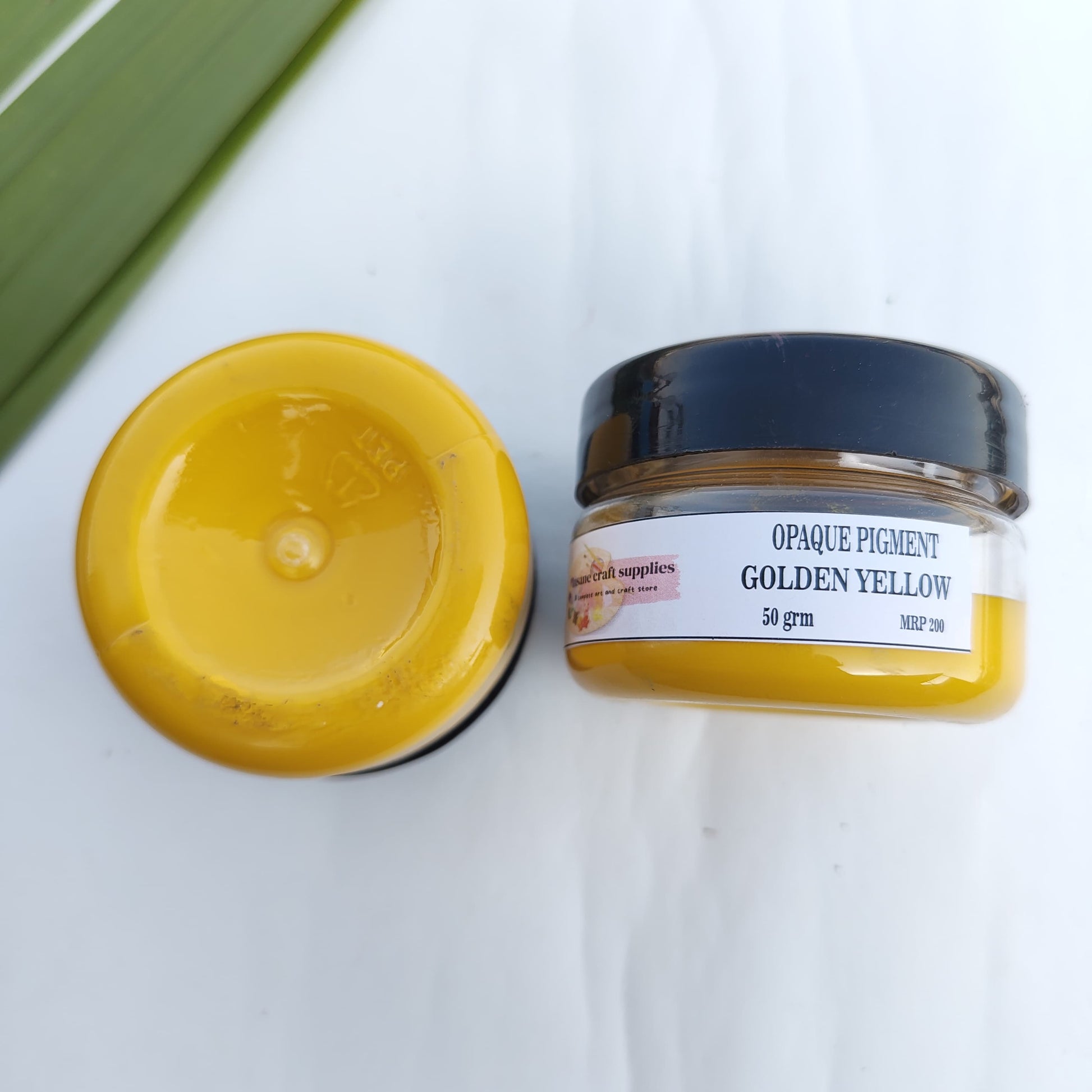 Opaque pigment 
Yellow opaque pigment 